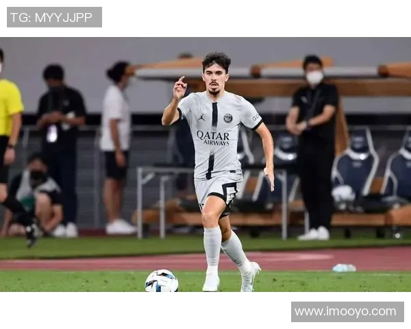 教练的骄傲与荣耀足球明星挥手致敬的动人瞬间